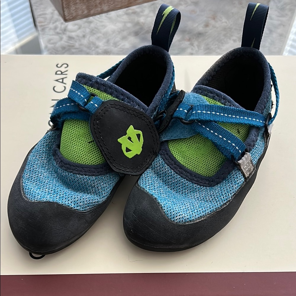 Evolv Kids Blue and Green Climbing Shoes 🧗‍♀️